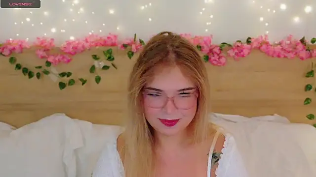 Lilith Bonheur online show from December 4, 9:23 pm