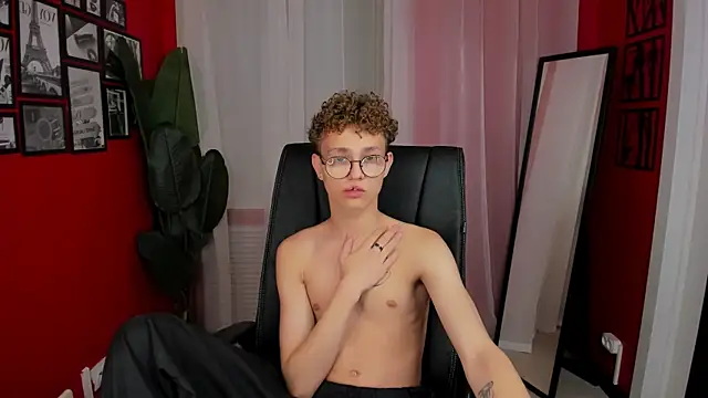 Snapshot of NathanCurl chatting on October 15, 11:21 am NathanCurl online show from October 15, 11:21 am