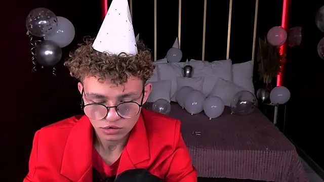 Snapshot of NathanCurl chatting on October 21, 7:31 am NathanCurl online show from October 21, 7:31 am