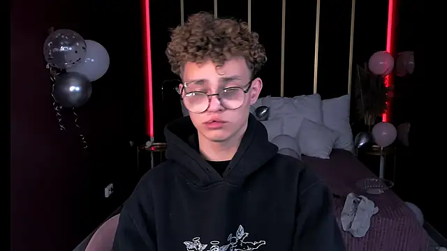 Snapshot of NathanCurl chatting on October 21, 7:36 pm NathanCurl online show from October 21, 7:36 pm