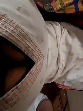 Snapshot of BellaxTrans chatting on October 31, 9:10 am BellaxTrans online show from October 31, 9:10 am