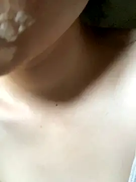 Snapshot of Bella_sexy98 chatting on October 10, 12:31 am Bella sexy98 online show from October 10, 12:31 am