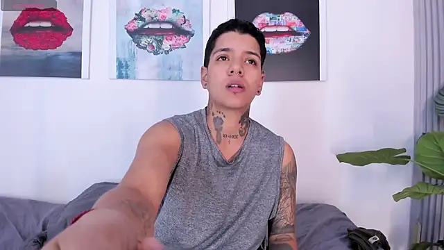 Snapshot of Girls_inlove chatting on October 9, 11:41 am Girls inlove online show from October 9, 11:41 am