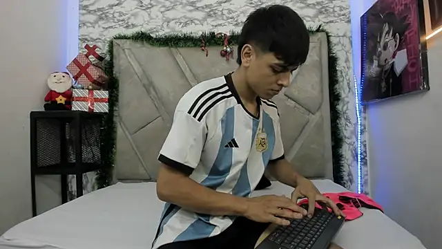 Snapshot of Logan_Jhonson chatting on November 14, 2:43 am Logan Jhonson online show from November 14, 2:43 am