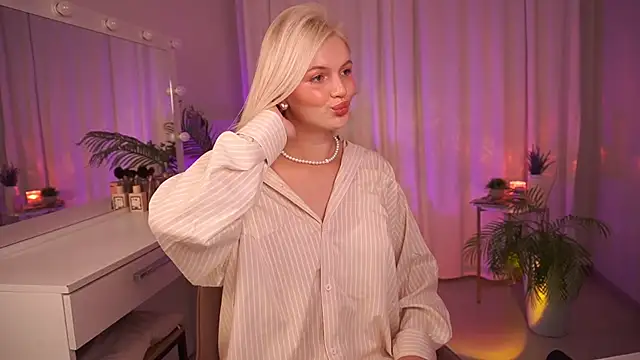 Snapshot of Amelia_Wells chatting on September 24, 5:44 am Amelia Wells online show from September 24, 5:44 am