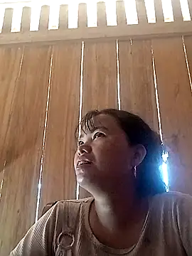 Snapshot of emly-xinh18 chatting on October 19, 8:15 am emly-xinh18 online show from October 19, 8:15 am