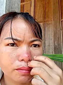 Snapshot of emly-xinh18 chatting on October 20, 2:56 am emly-xinh18 online show from October 20, 2:56 am