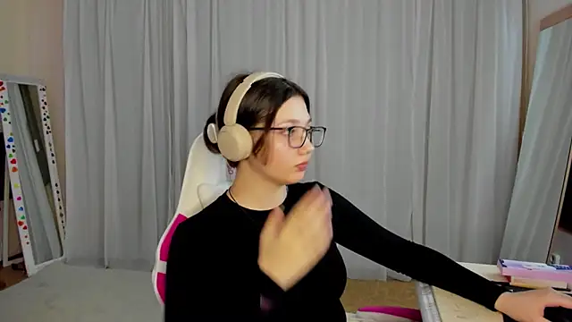 CarolKitty online show from November 3, 8:15 am