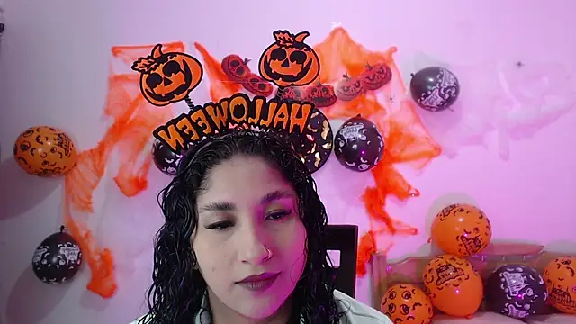 Snapshot of Gia_Dior chatting on October 10, 12:42 am Gia Dior online show from October 10, 12:42 am