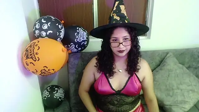 Snapshot of Gia_Dior chatting on October 20, 9:15 pm Gia Dior online show from October 20, 9:15 pm