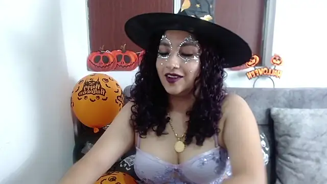 Snapshot of Gia_Dior chatting on October 31, 10:44 pm Gia Dior online show from October 31, 10:44 pm