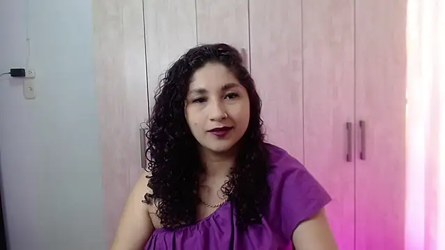 Snapshot of Gia_Dior chatting on November 3, 8:21 pm Gia Dior online show from November 3, 8:21 pm