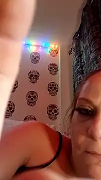 Snapshot of curvybabe88 chatting on December 17, 7:47 am curvybabe88 online show from December 17, 7:47 am