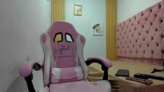 Snapshot of Naomis_35 chatting on November 1, 7:05 pm Naomis 35 online show from November 1, 7:05 pm