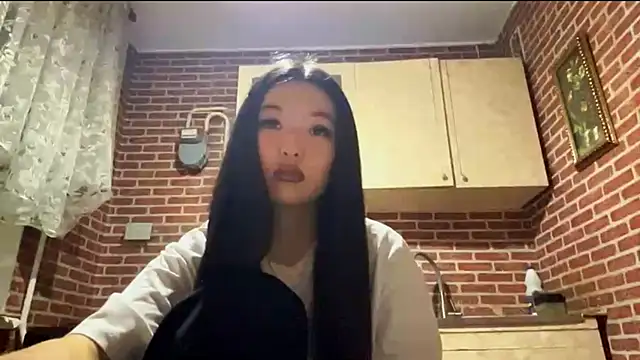 Snapshot of EmmaLeexth chatting on November 14, 1:21 pm EmmaLeexth online show from November 14, 1:21 pm