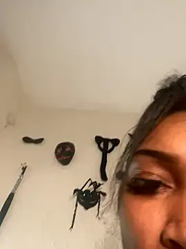 Snapshot of QUEENCALIMOD chatting on December 2, 4:29 am QUEENCALIMOD online show from December 2, 4:29 am