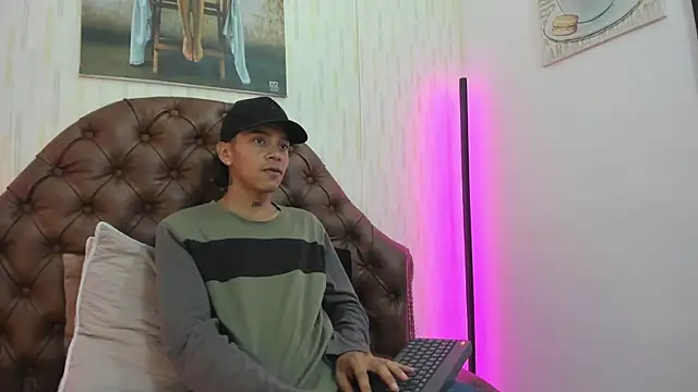 Snapshot of noah_blake0 chatting on September 18, 2:13 am noah blake0 online show from September 18, 2:13 am