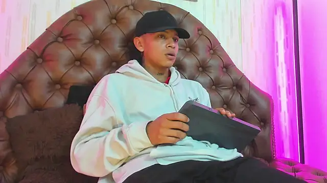 Snapshot of noah_blake0 chatting on September 23, 2:36 am noah blake0 online show from September 23, 2:36 am