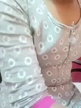 Snapshot of pari_rani7 chatting on November 17, 4:40 am pari rani7 online show from November 17, 4:40 am