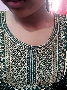 Snapshot of pari_rani7 chatting on November 24, 3:39 am pari rani7 online show from November 24, 3:39 am