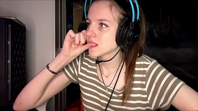 Snapshot of Elira_Breeze chatting on November 6, 1:45 pm Elira Breeze online show from November 6, 1:45 pm