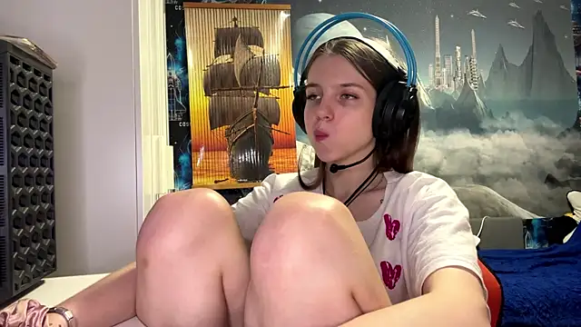 Snapshot of Elira_Breeze chatting on December 1, 4:56 pm Elira Breeze online show from December 1, 4:56 pm