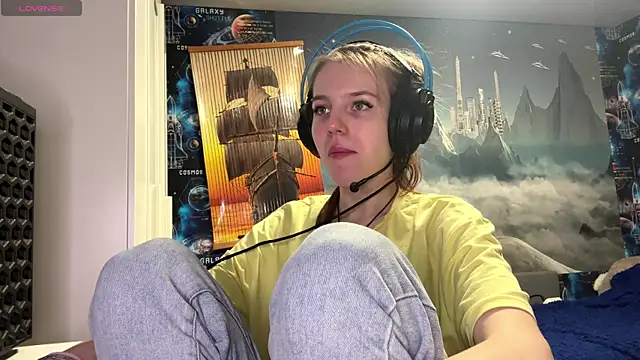 Snapshot of Elira_Breeze chatting on December 19, 3:19 pm Elira Breeze online show from December 19, 3:19 pm