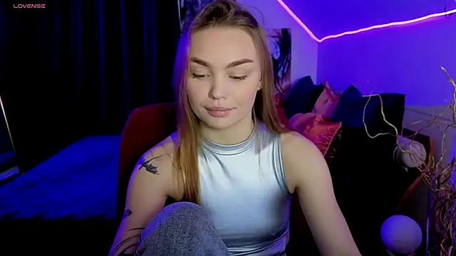 Snapshot of KitsyMoore chatting on October 24, 1:18 pm KitsyMoore online show from October 24, 1:18 pm