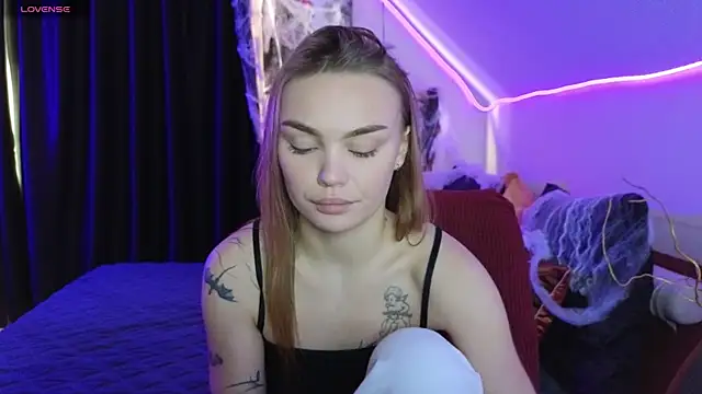 Snapshot of KitsyMoore chatting on November 1, 1:13 pm KitsyMoore online show from November 1, 1:13 pm