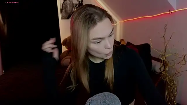 Snapshot of KitsyMoore chatting on November 7, 1:11 pm KitsyMoore online show from November 7, 1:11 pm