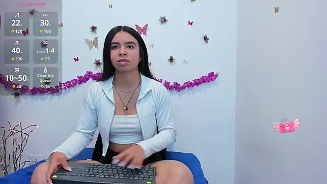 Snapshot of Annniie22 chatting on October 13, 10:15 am Annniie22 online show from October 13, 10:15 am