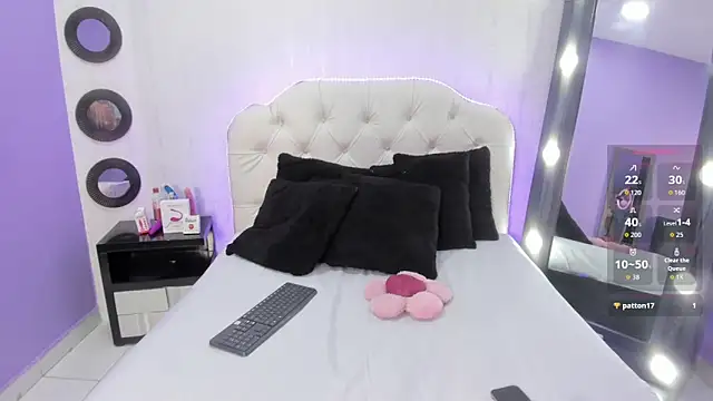 Snapshot of Thayla_Fox chatting on October 20, 1:44 pm Thayla Fox online show from October 20, 1:44 pm