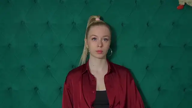 Snapshot of MiaGraces chatting on December 14, 5:24 am MiaGraces online show from December 14, 5:24 am