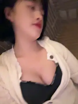 Snapshot of Tramy_xx chatting on October 16, 3:18 am Tramy xx online show from October 16, 3:18 am