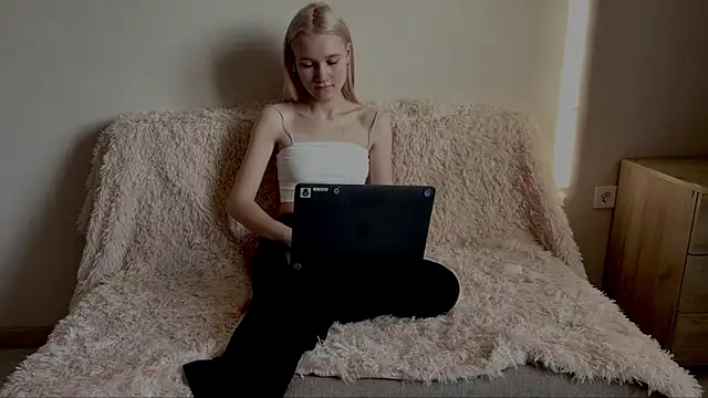 TwinedPeril online show from November 28, 7:22 am