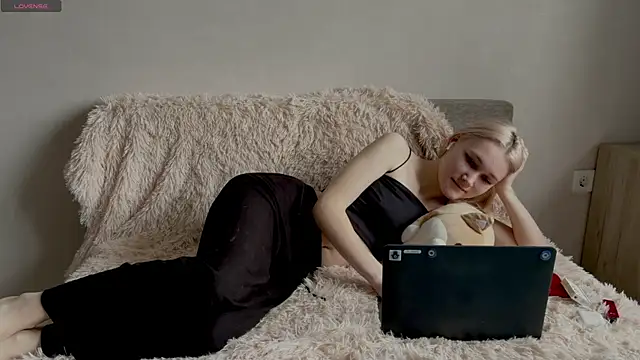 TwinedPeril online show from December 4, 7:06 am