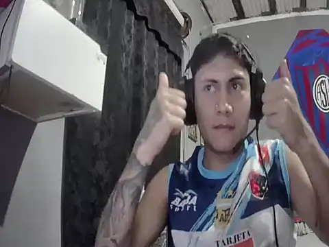 Snapshot of Miguel19971 chatting on October 15, 6:35 am Miguel19971 online show from October 15, 6:35 am