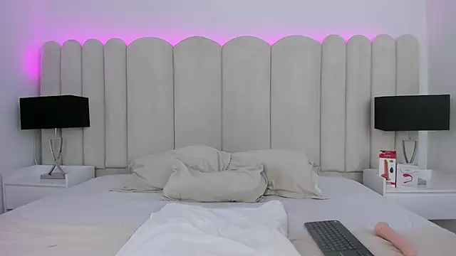 Snapshot of VanessaParis__ chatting on October 14, 9:15 pm VanessaParis online show from October 14, 9:15 pm