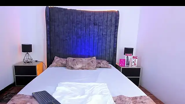 Snapshot of VanessaParis__ chatting on November 15, 9:32 pm VanessaParis online show from November 15, 9:32 pm