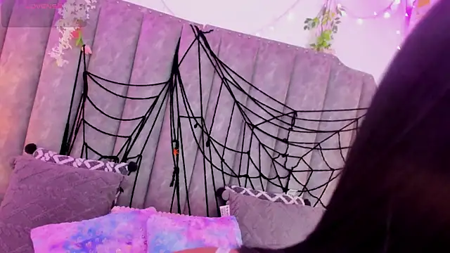 Snapshot of JadeBennett_ chatting on October 31, 4:24 am JadeBennett online show from October 31, 4:24 am