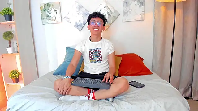 liam twiink online show from January 18, 2:37 am