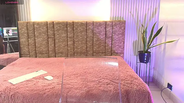 Snapshot of Missdionne_curly chatting on December 16, 2:33 pm Missdionne curly online show from December 16, 2:33 pm