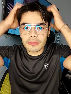 Snapshot of Mason_grey chatting on November 13, 12:26 pm Mason grey online show from November 13, 12:26 pm