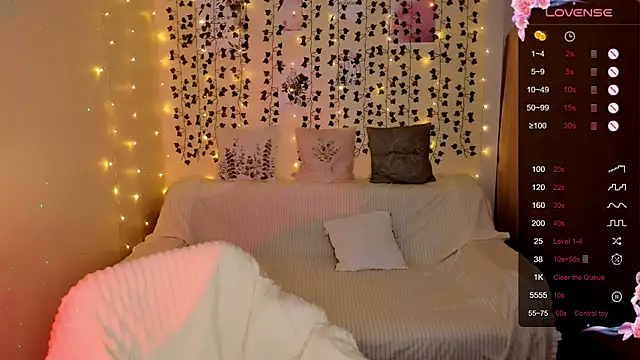 Snapshot of LinaBlossom_ chatting on November 23, 8:47 am LinaBlossom online show from November 23, 8:47 am