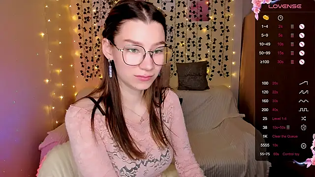 Snapshot of LinaBlossom_ chatting on November 24, 8:14 am LinaBlossom online show from November 24, 8:14 am