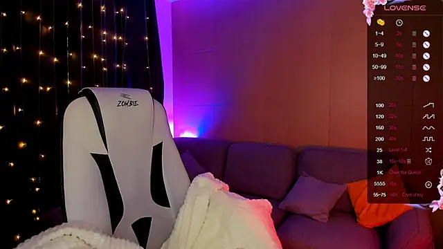 Snapshot of LinaBlossom_ chatting on November 29, 8:17 am LinaBlossom online show from November 29, 8:17 am