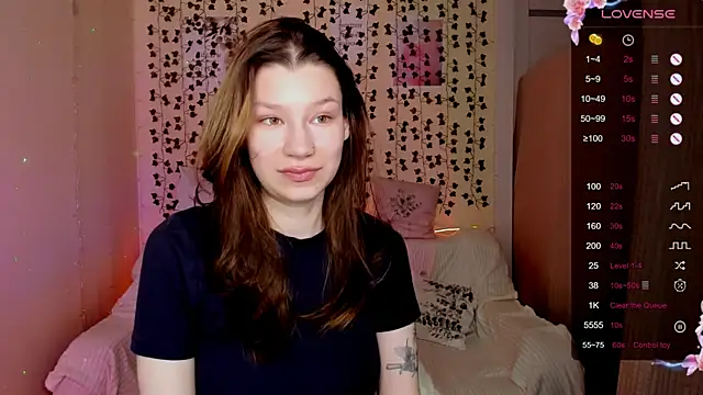 Snapshot of LinaBlossom_ chatting on December 4, 8:23 am LinaBlossom online show from December 4, 8:23 am