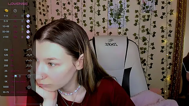 Snapshot of LinaBlossom_ chatting on February 4, 2:39 am LinaBlossom online show from February 4, 2:39 am