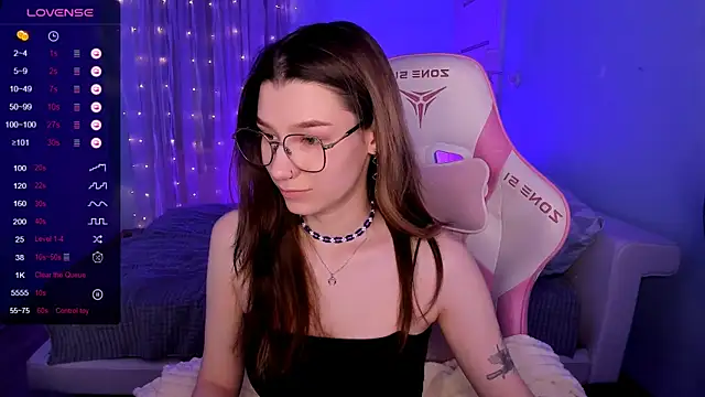 Snapshot of LinaBlossom_ chatting on February 17, 8:11 am LinaBlossom online show from February 17, 8:11 am