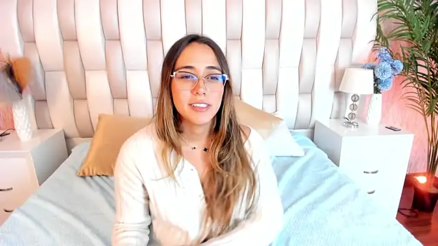 Snapshot of sara_ospina_ chatting on October 1, 8:31 am sara ospina online show from October 1, 8:31 am